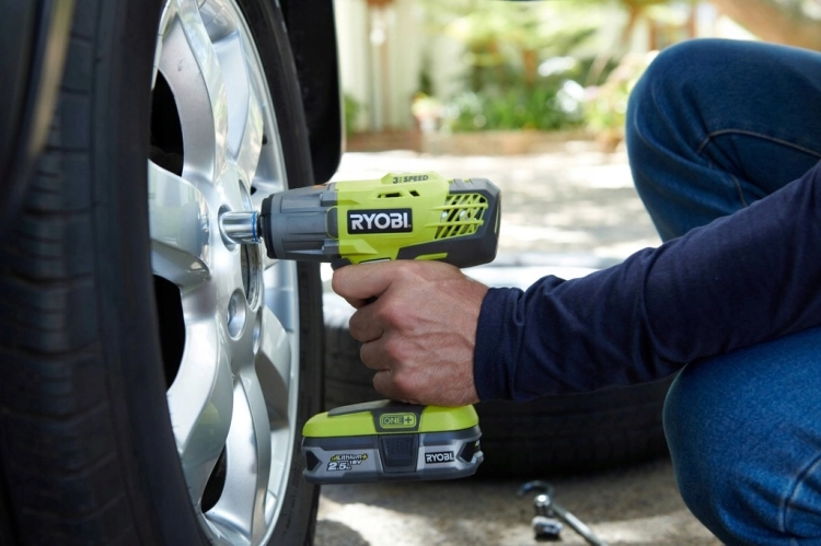 RYOBI KLUCZ UDAROWY 18V AKUMULATOROWY 2,0AH 400NM NASADKI TORBA R18IW3-120S